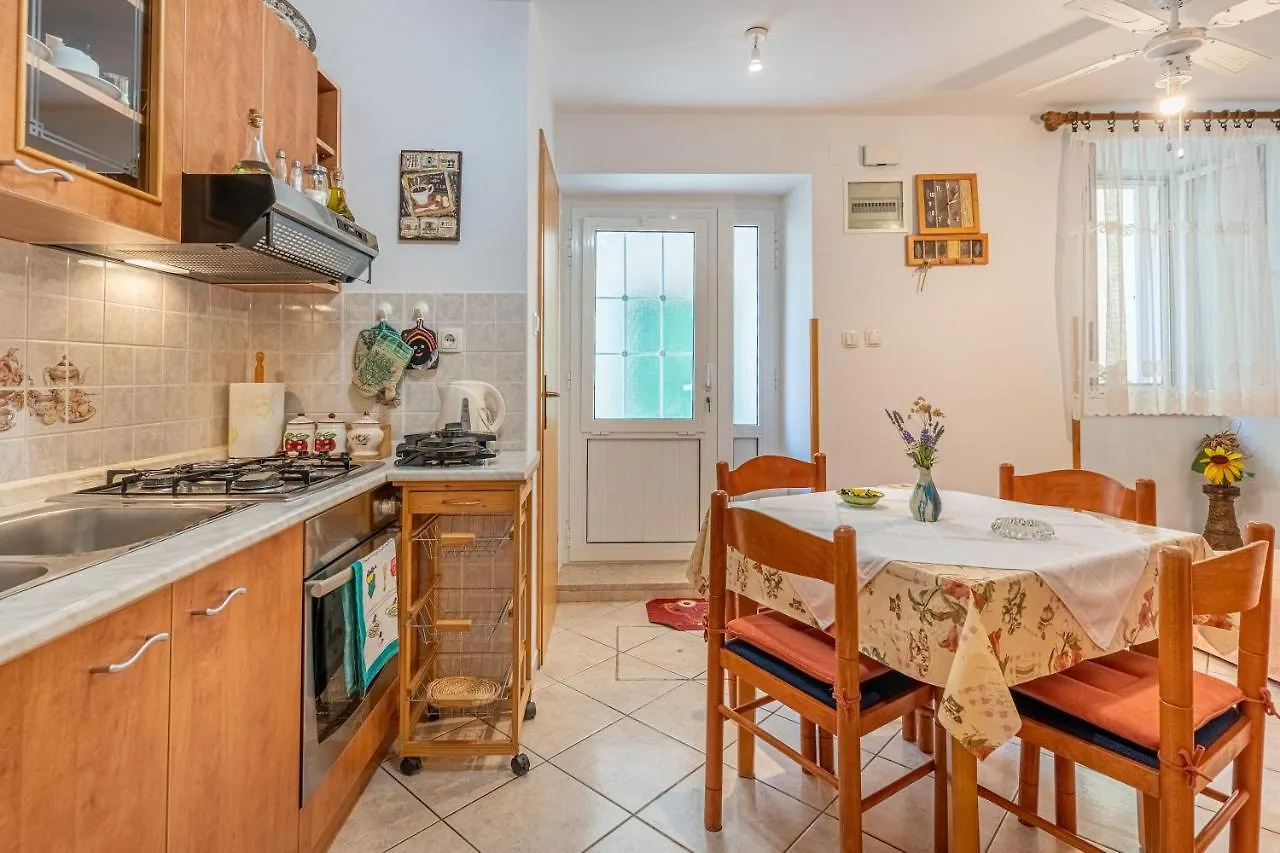 Kovacine Apartment كريس