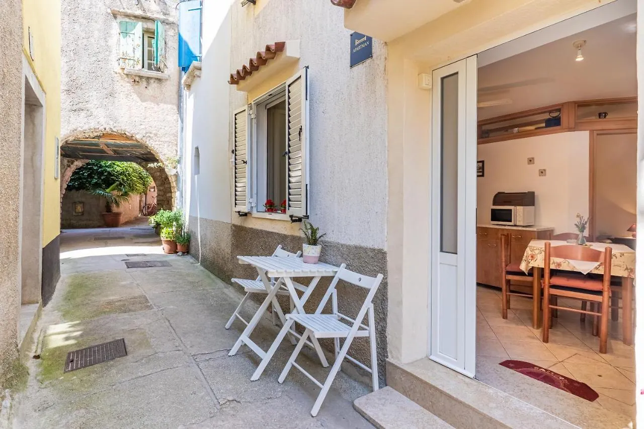 Kovacine Apartment كريس